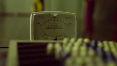 Sovyet-Dönem Hava Basıncı, Nem ve Sıcaklık Ölçer ve Tahta Abaküs. Hygrometer, havanın ya da diğer gazların nemi ölçen bir araçtır. Termomether sıcaklığı gösteriyor. Barometre.