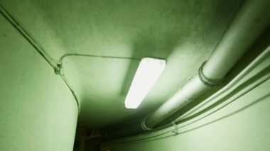 Boş bir koridor ve yeraltı Sovyet döneminden kalma bir nükleer sığınakta ofis odası. Gizli sığınak yerin 9 metre altında yer alıyor. Nükleer Savaş Olayında Komünist Güç Seçkinleri Barınağı.