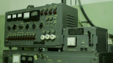 Düğmeleri, tuşları ve düğmeleri olan Sovyet Elektronik Radyo Cihazı. Radyo İletişim İstasyonu, Radyo Dalgaları aracılığıyla iletişimi sürdürmek için gerekli bir ekipman setidir. Alıcı.