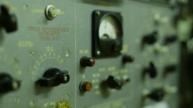 Sovyet Radyo Elektronik Cihazlarının Topuzları, Ampulleri ve Taksimetreleri. Radyo İletişim İstasyonu, Radyo Dalgaları aracılığıyla iletişimi sürdürmek için gerekli bir ekipman setidir. Alıcı.