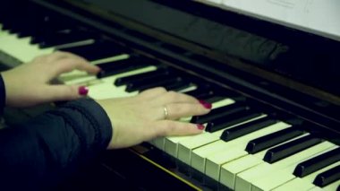 Kadın Elleri Çok Eski Bir Piyanonun Anahtarlarını Çalıyor. Bazı yüzeyler kırılmış. Piyano, Keys depresyondayken ses üreten bir klavye enstrümanıdır..