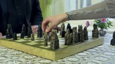 Antik Satranç Oyunu. Elit Ortaçağ Parçaları. Tarihsel Kostümlü Kadın ve Erkek. Satranç, İki Oyuncu İçin Bir Masa Oyunudur. Uluslararası, Batı Satrancı. Gizli Bilgileri Olmayan Soyut Strateji Oyunu.