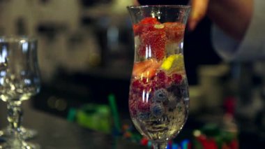 Kırmızı şurup Taze Böğürtlen ve Limonata ile bir bardağa doldurulur. Fizzy Carbonated İçecek Renksiz 'den Kırmızı ve Mat' a dönüşür. Böğürtlene Yapışan Gaz Baloncukları.