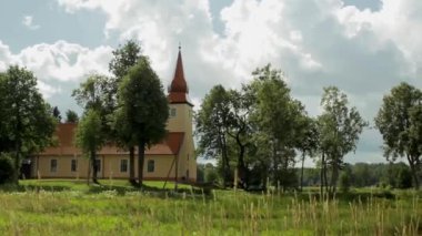 Kırsal kesimde çok eski, restore edilmiş bir kilise bir çayır ve bir orman yakınında. Araisi Kilisesi ile ilgili ilk yazılı kayıtlar 1445 yılına ait..