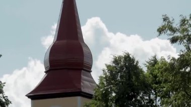 Tepesinde Hristiyan haçı olan eski ve restore edilmiş bir kilisenin kulesi. Araisi Kilisesi ile ilgili ilk yazılı kayıtlar 1445 yılına ait..