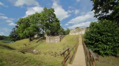 Antik Ortaçağ Şatosu 'nun kalıntıları. Geniş Taşların Askeri Güçlendirilmesi. Araisi Kalesi kalıntıları bir gölün kıyısındaki bir yarımada üzerinde yer almaktadır. Bu çok eski bir mimari anıt..