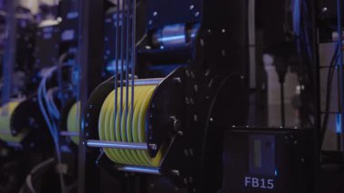 Winch Hoists in a Row için çok sayıda sarı makara. Siyah Kalın Metal Parantez içinde dört halatlı sarı bir makara bulunur. Ekipman Ağır Ağırlıkları kaldırmak için tasarlandı.