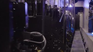 Bir sürü elektrikli motorlu asansörlü vinç odası. Bir sürü cihaz, kablo ve motor. Temiz Makine Odasında Aygıtlar.