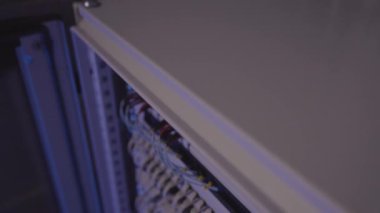 Geniş Dolap İnternet Sinyal Anahtarlarıyla Dolu. Bir sürü kablo ve yanıp sönen ışıklar. Özel Hız ve Uzaklıklarda Çalışmak için Uzaktan Denetim Motorlarına Verilen Sinyalleri Açıkla.