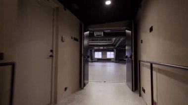 Tiyatro Salonu ve Siyah Duvar ve Tavanlı Orta Boyut Prova Odası. Kara Kutu Tiyatrosu basit bir gösteri alanıdır. Tipik olarak Kara Duvar ve Düz zeminli bir kare oda..