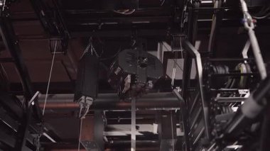 Çelik bant Hoist Lowers and Raises Belt with a Red Metal Loop at the End. Extreme Accuracy 'den dolayı, Çelik Orkestra Orkestrası İnsanların Uçuşu ve Kompleks Hareketleri İçin Mükemmel.