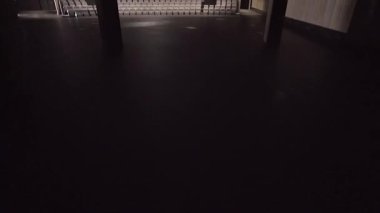 Tiyatro Sahnesi 'ne Boş Konferans Salonu' na geliyor. Konferans salonu seyircinin performansları duymasını ve izlemesini sağlayan bir odadır..