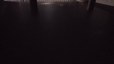 Boş bir salon manzarası ve bolca Batten 'lı bir tavan. Konferans salonu seyircinin performansları duymasını ve izlemesini sağlayan bir odadır..