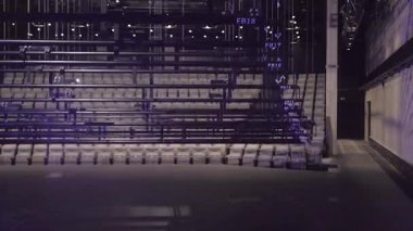 Tiyatro Battens Boş Salon 'da Dalga Gibi Hareket Ediyor. Tiyatroda, 