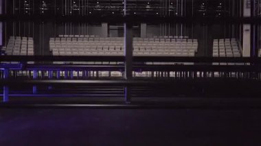 Battens Tiyatrosu teker teker yükseliyor. Boş oditoryum koltukları. Tiyatroda, 