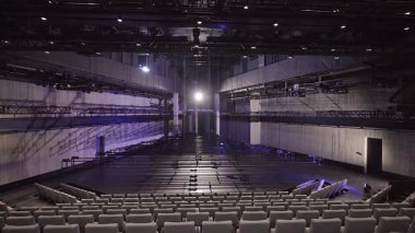 Boş Salon. Bütün Battens tiyatroları tavana yükseltildi. Tiyatroda, 