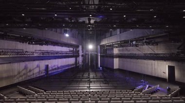 Boş Salon. Bütün Battens tiyatroları tavana yükseltildi. Tiyatroda, 