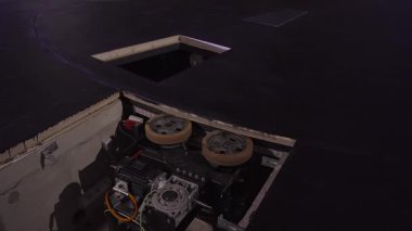 Revolving Theater Stage Motor Çalışıyor. Zemin Dönüşü. Boş koltuklar. Revolving Stage mekanik olarak kontrol edilen bir platformdur. Tiyatro içinde bir sahneyi hızlıca değiştirmek için döndürülebilir..