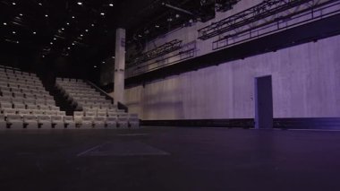 Dönen Tiyatro Sahne Katında. Kamera, zeminin altındaki tekerlekleri gösteriyor. Revolving Stage mekanik olarak kontrol edilen bir platformdur. Tiyatro içinde bir sahneyi hızlıca değiştirmek için döndürülebilir..