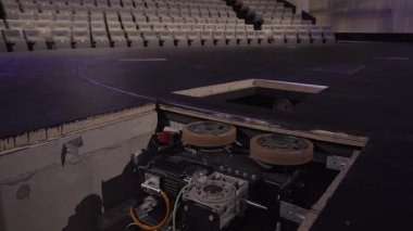 Revolving Theater Stage Motor Çalışıyor. Zemin Dönüşü. Boş koltuklar. Revolving Stage mekanik olarak kontrol edilen bir platformdur. Tiyatro içinde bir sahneyi hızlıca değiştirmek için döndürülebilir..