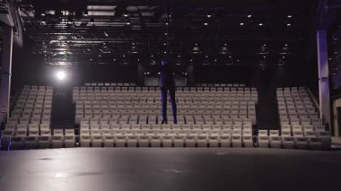 Seyircisi Olmayan Boş Tiyatro Salonu 'nda Sahnenin Üzerine Bir Adam Kaldırıldı. Tiyatro Performansları sırasında, Aktörleri Kaldırmak mümkündür. Bu Yaratıcı İfade İçin Daha Fazla Fırsat Verir.