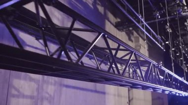 Bir Büyük Tiyatro Truss, Birkaç Güçlü Metal Kablo ile yavaşça yükselir. Işıklandırma ya da Sahne Kamyonu Işıklandırma Tasarımcılarına LED ya da Otomatik Takma Özgürlüğünü Verir, Seçtikleri Yer.
