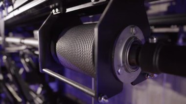 Metal Kablo, Hoist Spool 'dan dışarı yuvarlanıyor. Arka planda sahne kirişi. Işıklandırma ya da Sahne Kamyonu Işıklandırma Tasarımcılarına LED ya da Otomatik Takma Özgürlüğünü Verir, Seçtikleri Yer.