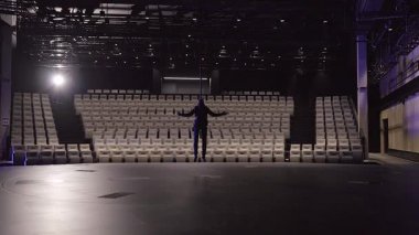 Seyircisi Olmayan Boş Tiyatro Salonu 'nda Sahnenin Üzerine Bir Adam Kaldırıldı. Tiyatro Performansları sırasında, Aktörleri Kaldırmak mümkündür. Bu Yaratıcı İfade İçin Daha Fazla Fırsat Verir.