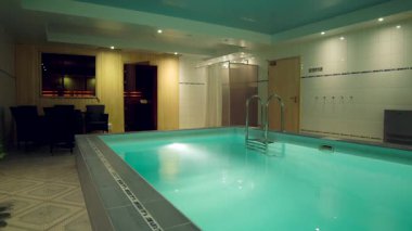 Havuzu, duşu, saunası ve rahatlama köşesi olan küçük bir otel spa merkezi. Banyo yapmanın hastalıkları tedavi etmek için bir araç olarak görüldüğü klasik zamanlardan beri spa terapileri var olmuştur..