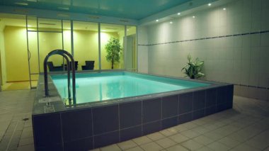 Havuz ve Gevşeme Köşeli Küçük Otel SPA Merkezi. Banyo yapmanın hastalıkları tedavi etmek için bir araç olarak görüldüğü klasik zamanlardan beri spa terapileri var olmuştur..