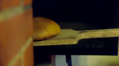 Taze pişmiş ekmek somunu fırından çıkarıldı. Ekmek, genellikle un, buğday ve su katkılı bir hamur ağacından hazırlanan bir Staple Food 'dur..