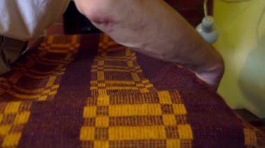 Adam, Tahta Ekmek Çukuru 'ndan Hazır Ekmek Ekmeğiyle Bir Battaniye Siler. Ekmek, genellikle un, buğday ve su katkılı bir hamur ağacından hazırlanan bir Staple Food 'dur..