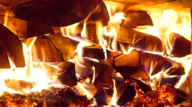 Büyük miktarda Wood, Büyük Alevli Bir Ocakta Çabuk Yanar. Soba ya da Menzil (İngilizce: Sove or Range), Isıyı içeride ya da Aygıtın Üst kısmında üreten bir aygıttır..