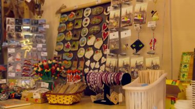 Hediyelik eşya dükkanında bir sürü farklı hediyelik eşya var. Hatıra, Hatıra ya da Hatıra, sahibi tarafından anılar için alınan bir nesnedir..