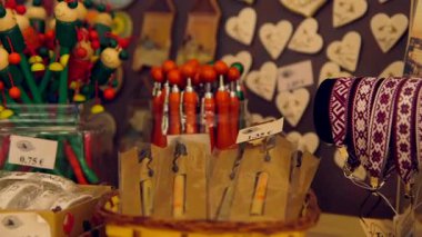 Renkli Kalemler, Etnik Desenli Bilezikler ve Dükkandaki Diğer Küçük Şeyler. Hatıra, Hatıra ya da Hatıra, sahibi tarafından anılar için alınan bir nesnedir..