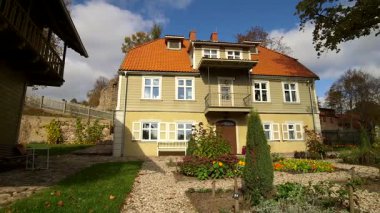 Bahçesinde çiçek bahçesi olan çok güzel yenilenmiş eski bir bina. Valmiera, Hanseatik Birliği üyesi olarak Letonya 'nın en eski şehirlerinden biridir..