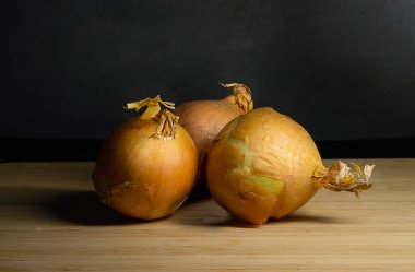 Koyu bir sahilde üç altın soğan.