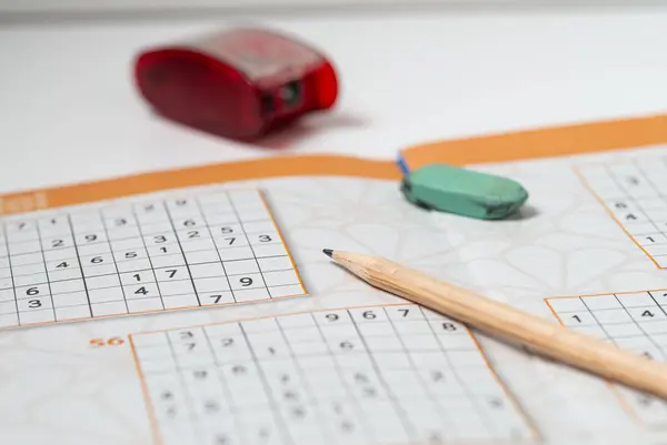 Sudoku bulmacası. Kalem açacağı ve silgi..