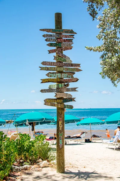 Key West Florida 'da. Plajdaki şehir tabelası.