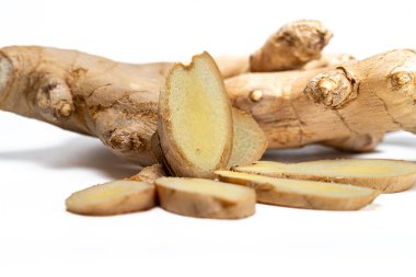 Beyaz arkaplanda zencefil kökü