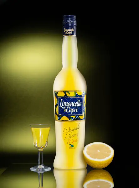 Bir şişe İtalyan Limoncello di Capri..