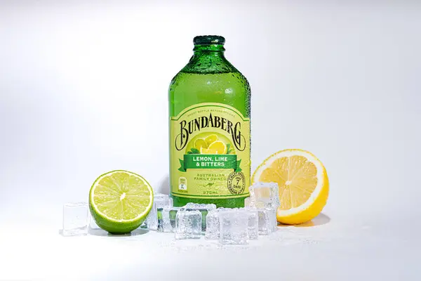 Bundaberg Avustralya sodası beyaz arka planda limon içer.