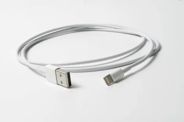Şarj aleti. USB Lightning dönüştürücü şarj edici.