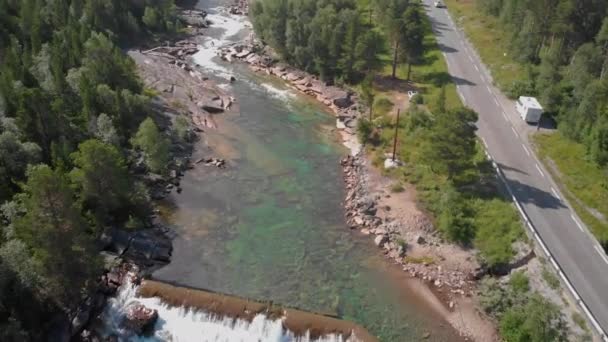 Пролетіти Вздовж Річки Поруч Шосе Рокленді Норвегії — стокове відео