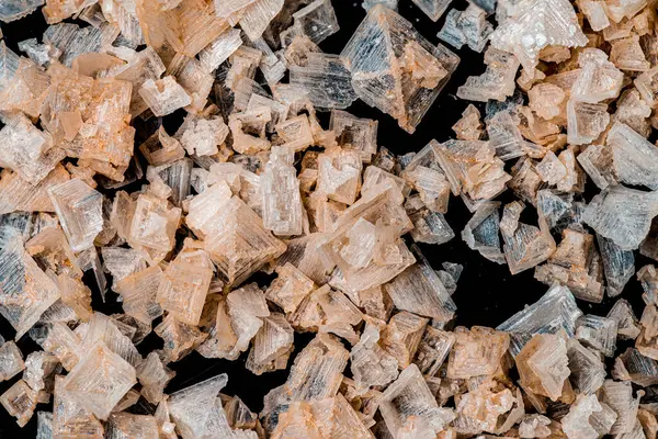 Pembe Himalaya tuz kristalleri farklı şekillerde siyah arkaplanla yakınlaşır.