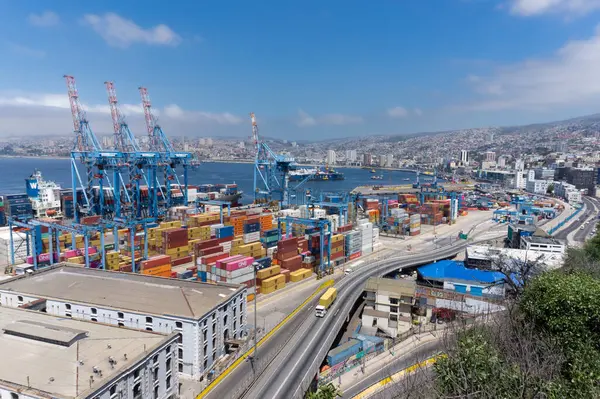 Valparaiso, Şili. 30 Kasım 2023. Şili, Valparaiso Limanı 'ndaki konteyner deposunda..