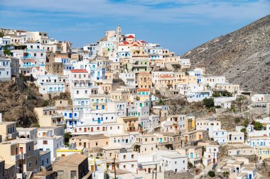 Olympmpos, Karpathos, Yunanistan. Tepedeki kasabanın panoramik manzarası.
