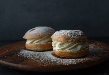 Geleneksel İsveç pastası. Semla veya semlor, kakule aromalı, İsveç, Finlandiya, Estonya, Norveç ve Danimarka 'dan gelen badem ezmesi ve kremayla dolu Pazartesi, Paskalya