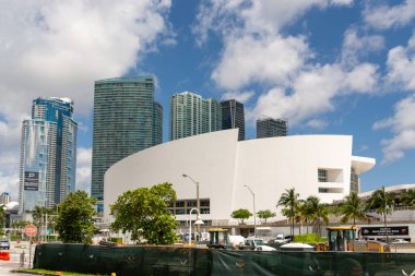 Miami, Florida, ABD. 19 Mayıs 2019. American Airlines Arena, Kaseya Merkezi. Arkasında gökdelenler var..