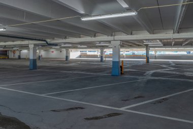 Eskilstuna, İsveç. 19 Mart 2024. Boş Salon Otoparkı.